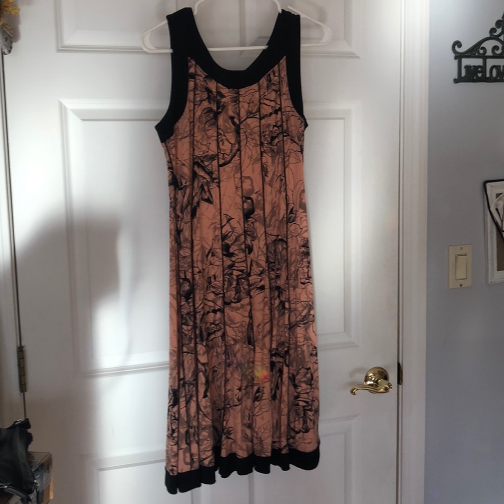Sleeveless dress with keyhole back